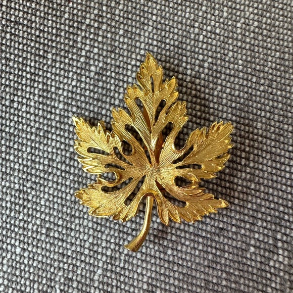 Vintage Gold Leaf Brooch - Picture 3 of 15